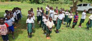 children_holding_shoulders3